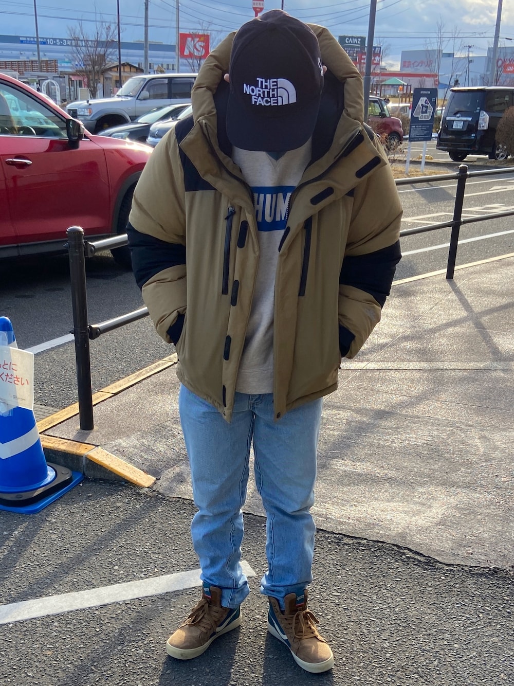 「お洒落さんとつながりたい、オーバーサイズ、冬コーデ、The north face   Chums  guess   vans」｜「THE NORTH FACEのWP TRUCKER CAP（キャップ、ブラック系）」を使った、DAIKIさん（メンズ・168cm）の冬コーディネートの1枚目の写真