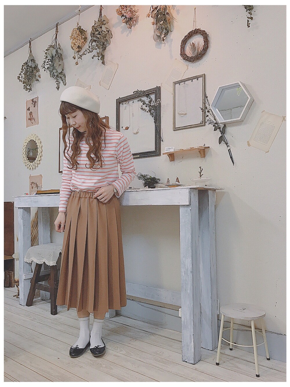 「オトナ女子、パステルカラー、ホワイト、orcival、ボーダー、スカートスタイル、プリーツスカート、ベレー帽」｜「broochのアイテム（ハンチング/ベレー帽、ホワイト系）」を使った、aiさん（レディース・156cm）の春コーディネートの1枚目の写真