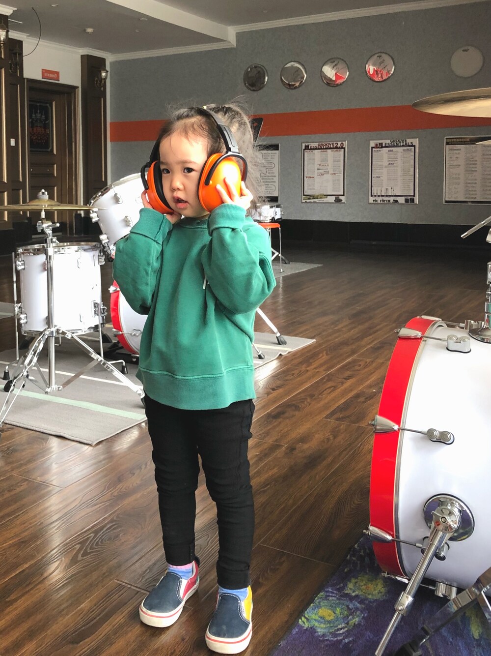 「drum class」｜「URBAN RESEARCH DOORSのChampion×DOORS　ドルマンスウェットプルオーバー(KIDS)（スウェット、グリーン系）」を使った、claphands77さん（キッズ・100cm）の春コーディネートの1枚目の写真