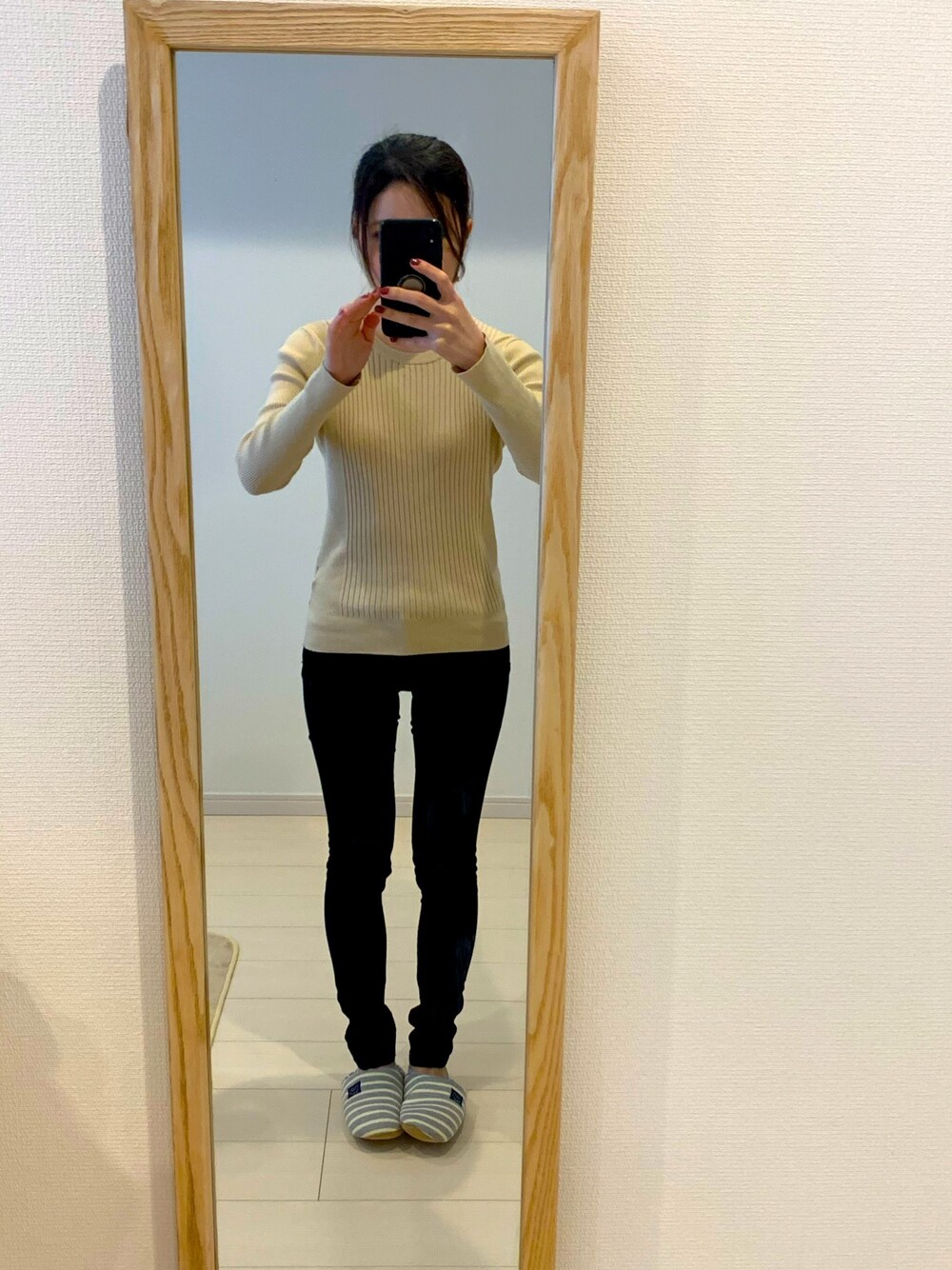 「シンプルコーデ」｜「SHEL’TTERのアイテム（ニット/セーター、ベージュ系）」を使った、Miisさん（レディース・159cm）の春コーディネートの1枚目の写真