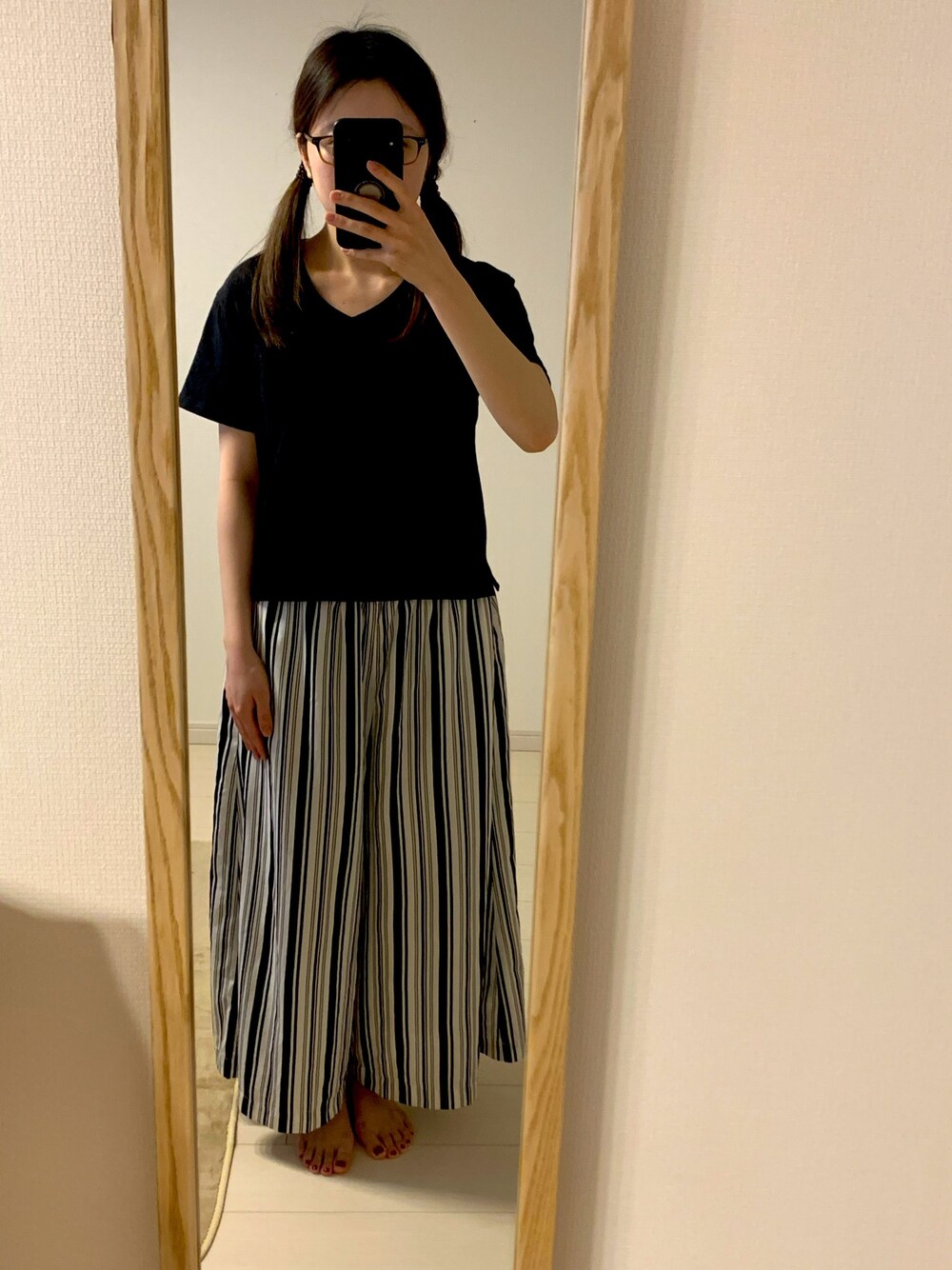 「リモートワーク、ゆるコーデ、おうち時間、ワイドパンツ、黒Tシャツ」｜「GLOBAL WORKのアイテム（パンツ、ブラック系）」を使った、Miisさん（レディース・159cm）の春コーディネートの1枚目の写真