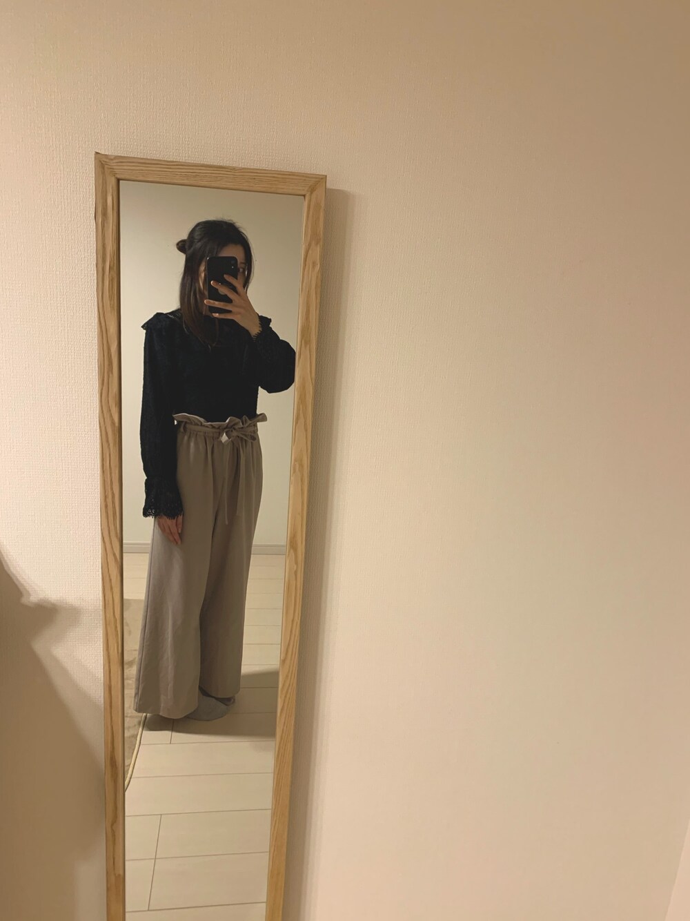 「カジュアルコーデ、リモートワーク、ワイドパンツ、レーストップス」｜「w closetのアイテム（トップス、ブラック系）」を使った、Miisさん（レディース・159cm）の春コーディネートの1枚目の写真