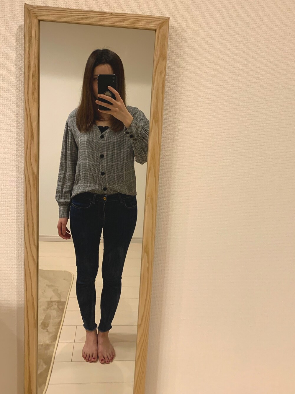 「大人カジュアル、シンプル、今日のコーデ、デニムコーデ、大人コーデ、スキニーデニム」｜「Bershkaのアイテム（シャツ/ブラウス、グレー系）」を使った、Miisさん（レディース・159cm）の春コーディネートの1枚目の写真