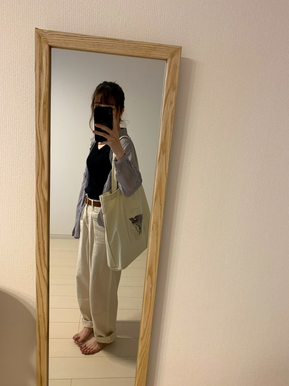 「大人カジュアル、休日スタイル、楽チンコーデ、ゆるコーデ、シンプルコーデ、パンツスタイル、シアーシャツ、おだんごヘアー」｜「apres jourのアイテム（トートバッグ、ホワイト系）」を使った、Miisさん（レディース・159cm）の夏コーディネートの1枚目の写真