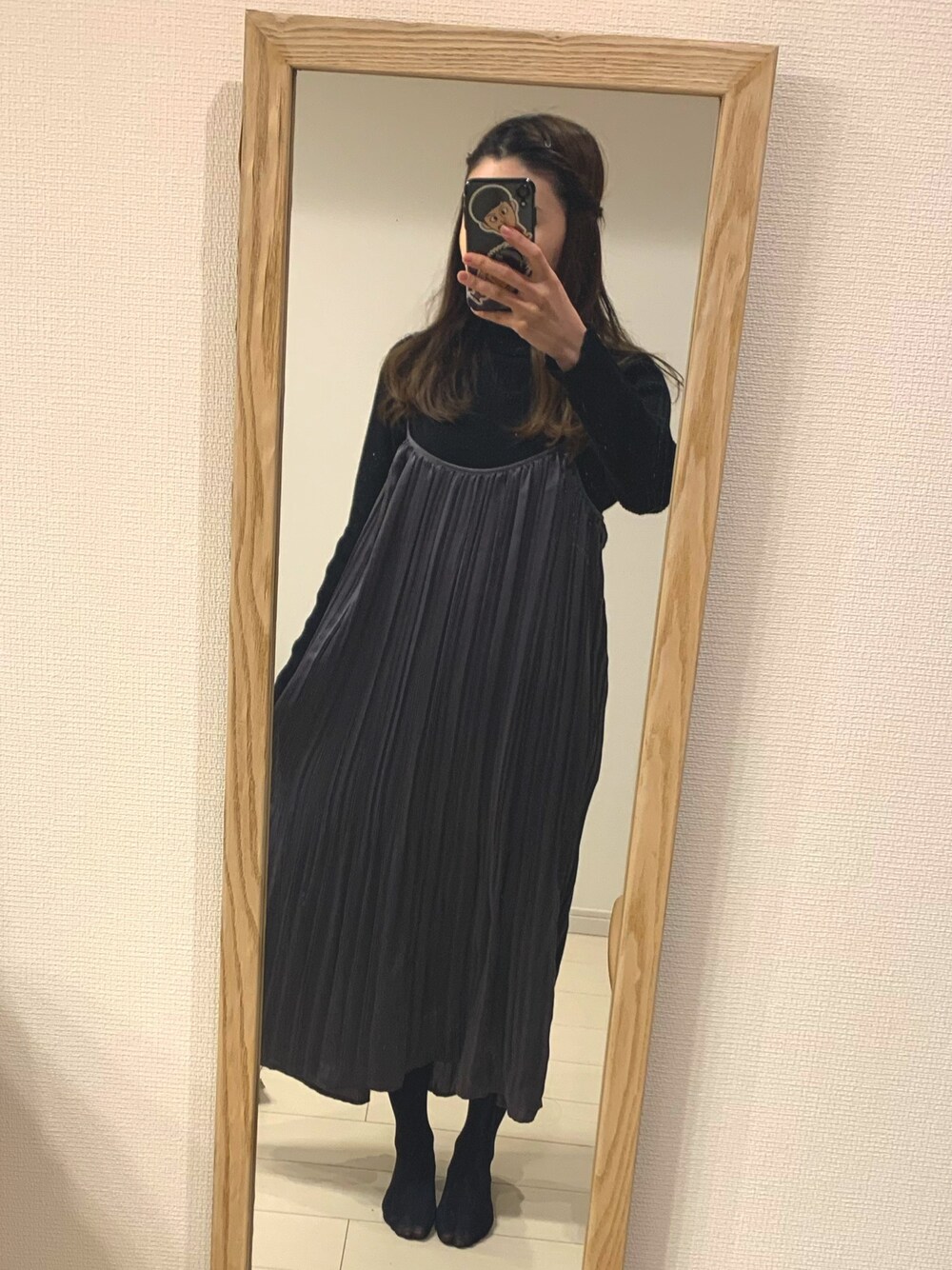 「シンプル、タートルネック、キャミワンピ、大人コーデ」｜「cepoのランダムプリーツキャミワンピース　※２ＷＡＹ（ワンピース、ブルー系）」を使った、Miisさん（レディース・159cm）の冬コーディネートの1枚目の写真