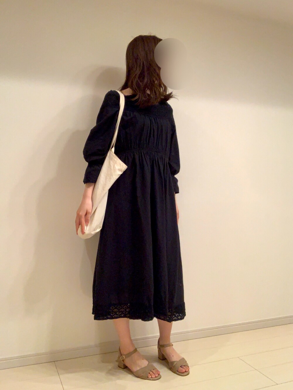 「シンプル、夏コーデ、大人カジュアル、おしゃれさんと繋がりたい、オトナ女子、プチプラ、休日スタイル、ワンピース、ゆるコーデ、サンダル」｜「United Athleのアイテム（トートバッグ、ベージュ系）」を使った、Miisさん（レディース・159cm）の夏コーディネートの1枚目の写真