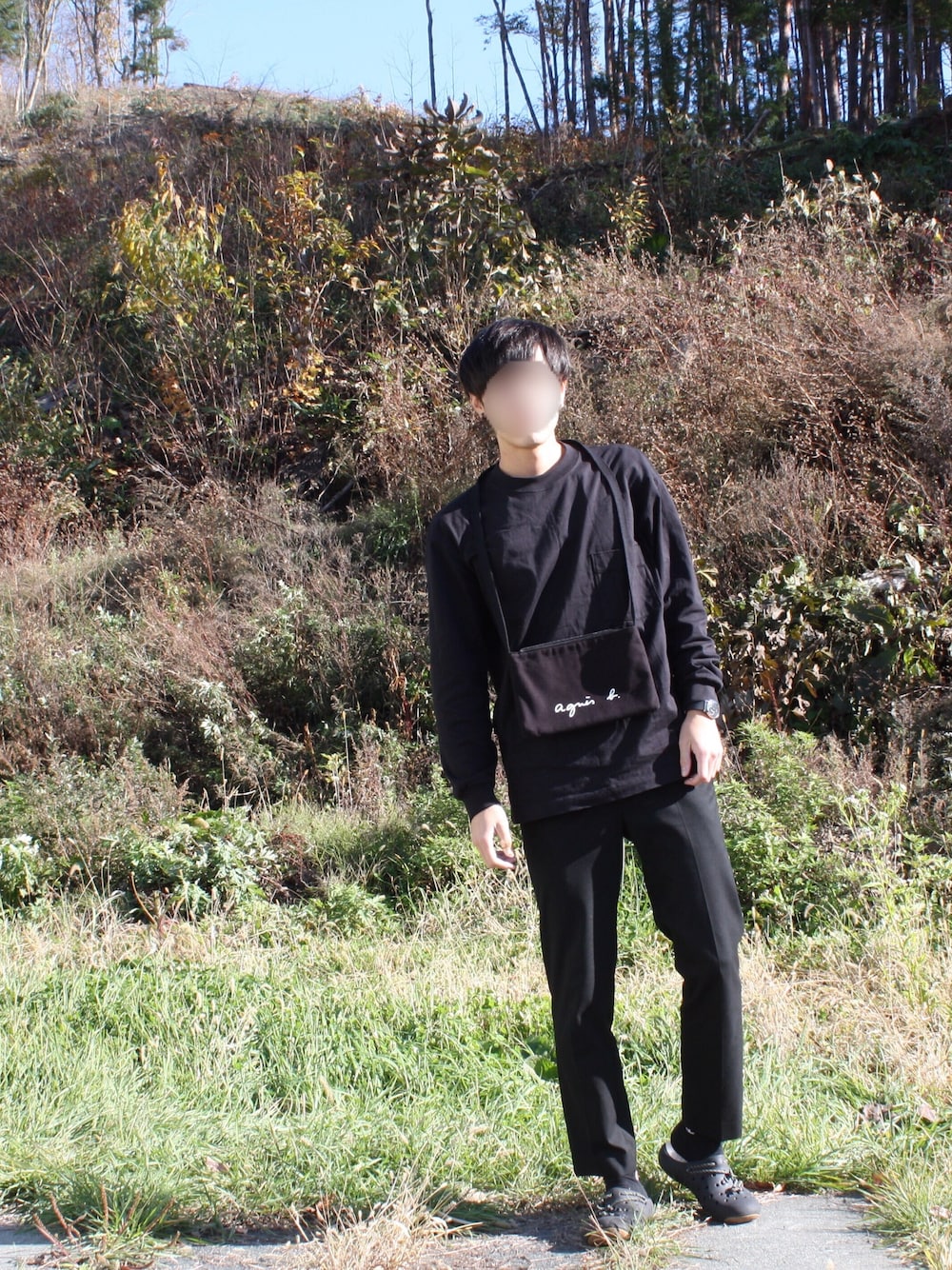 「アダムエロペ(ADAM ET ROPE')、アニエスベー、チャンピオン、時計、サコッシュ、冬コーデ、ではありません、寒いです、日は出てます、でもやっぱり寒いです」｜「UNIQLOのクルーネックＴ（長袖）（Tシャツ/カットソー、ブラック系）」を使った、どっぐイアさん（メンズ・175cm）の秋コーディネートの1枚目の写真