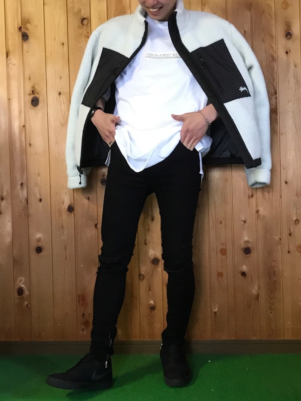 ホワイト系のジャケット/アウター、ホワイト系のTシャツ/カットソー、ブラック系のデニムパンツを着用したメンズの春コーディネートの1枚目の写真