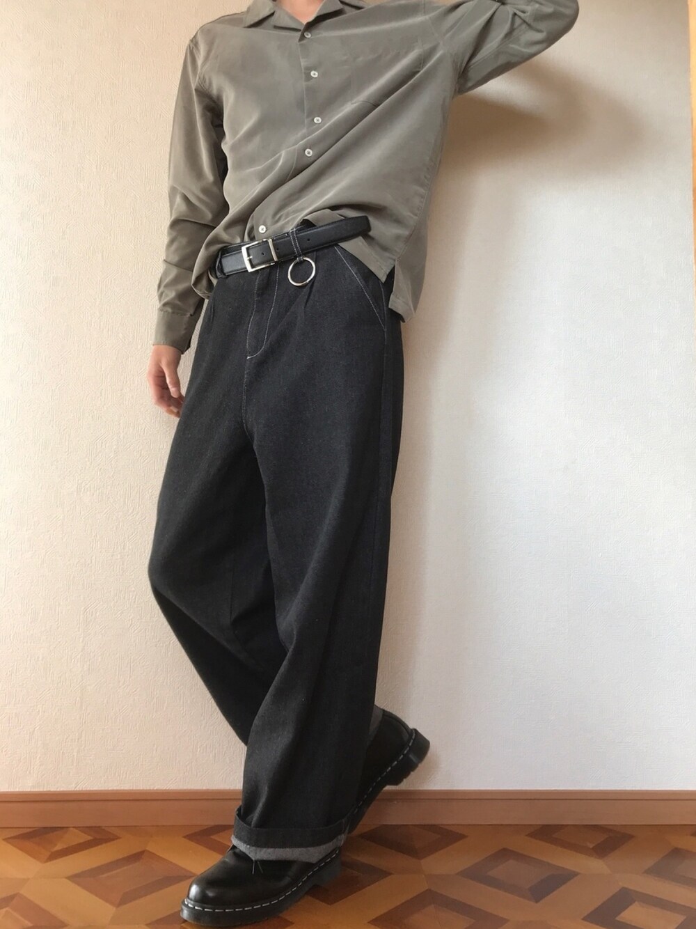 ブラック系のデニムパンツ、グリーン系のシャツ/ブラウス、ブラック系のドレスシューズを着用したメンズの春コーディネートの1枚目の写真