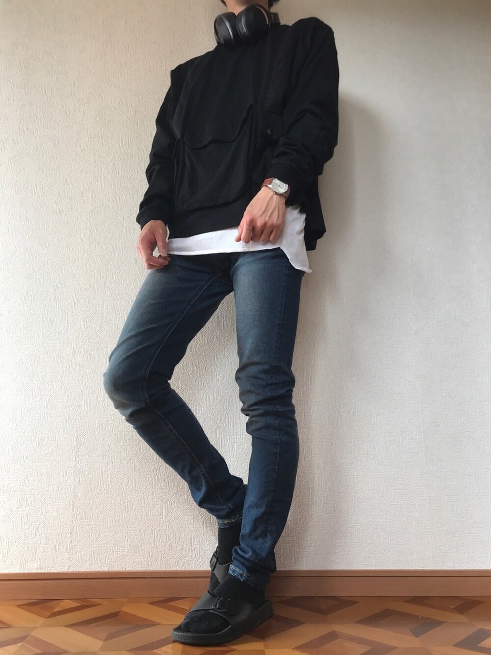 ブルー系のその他パンツ、ブラック系のサンダル、ブラック系のTシャツ/カットソーを着用したメンズの春コーディネートの1枚目の写真