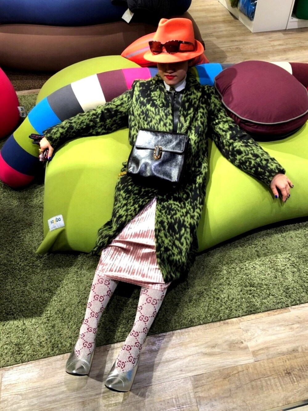 「GUCCI、アレッサンドロミケーレ、GU、プリーツスカート、ベロアスカート、jacques le corre、ひょう柄、ラメソックス、チェーンバッグ、MARC JACOBS」｜「GUのアイテム（スカート、ピンク系）」を使った、さくらもちさん（レディース・155cm）の冬コーディネートの1枚目の写真