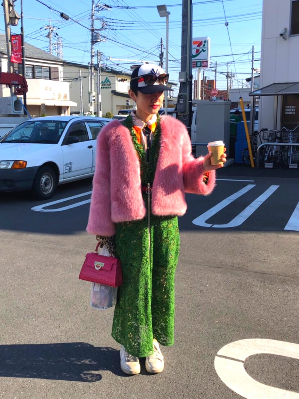 「GUCCI、ピンク×グリーン、レイヤードスタイル、ミニバッグ、ファーコート、カジュアルダウン、レースワンピース、スカーフ柄、Diesel、ZARA」｜「CARBOTTIのアイテム（ハンドバッグ、ピンク系）」を使った、さくらもちさん（レディース・155cm）の春コーディネートの1枚目の写真