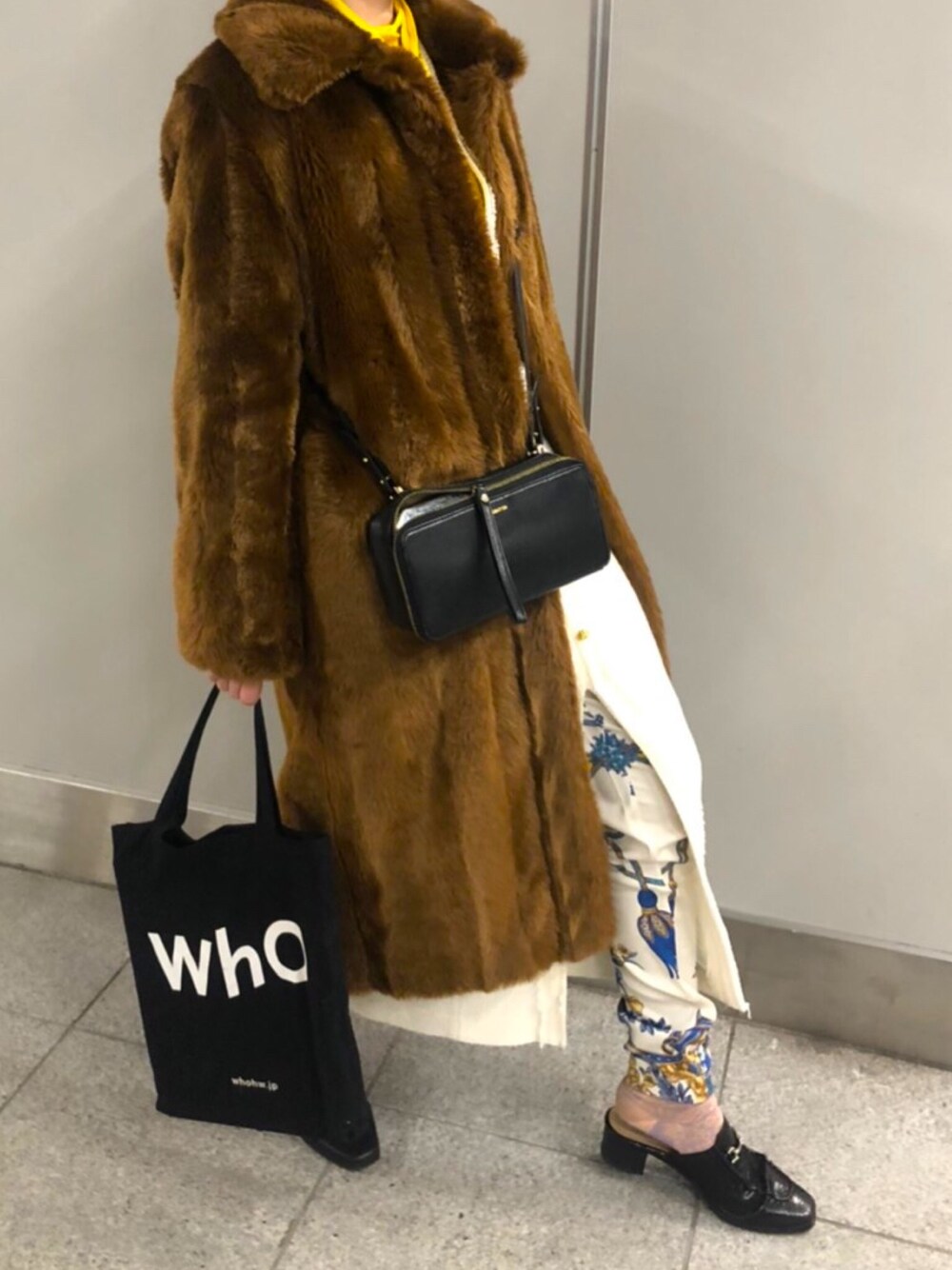 「ツイード、スカーフ柄、GUCCI、イエロー、ファーコート、ZARA、ロングコート、ボウタイ、スリットワンピース」｜「LILY BROWNのファーコート（その他アウター、ブラウン系）」を使った、さくらもちさん（レディース・155cm）の冬コーディネートの1枚目の写真