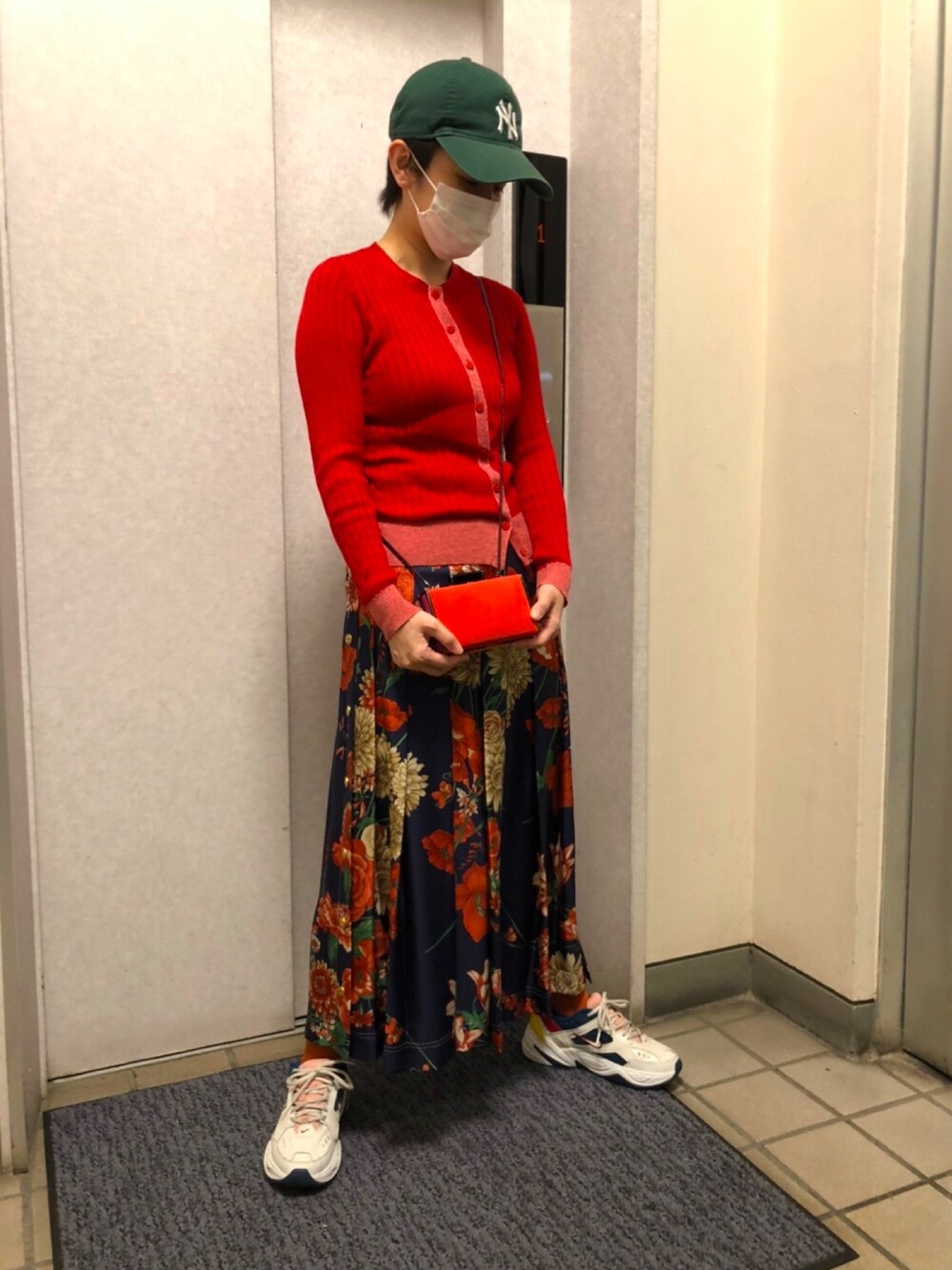 その他のショルダーバッグ、その他のパンツ、その他のスニーカーを着用したレディースの秋コーディネートの1枚目の写真