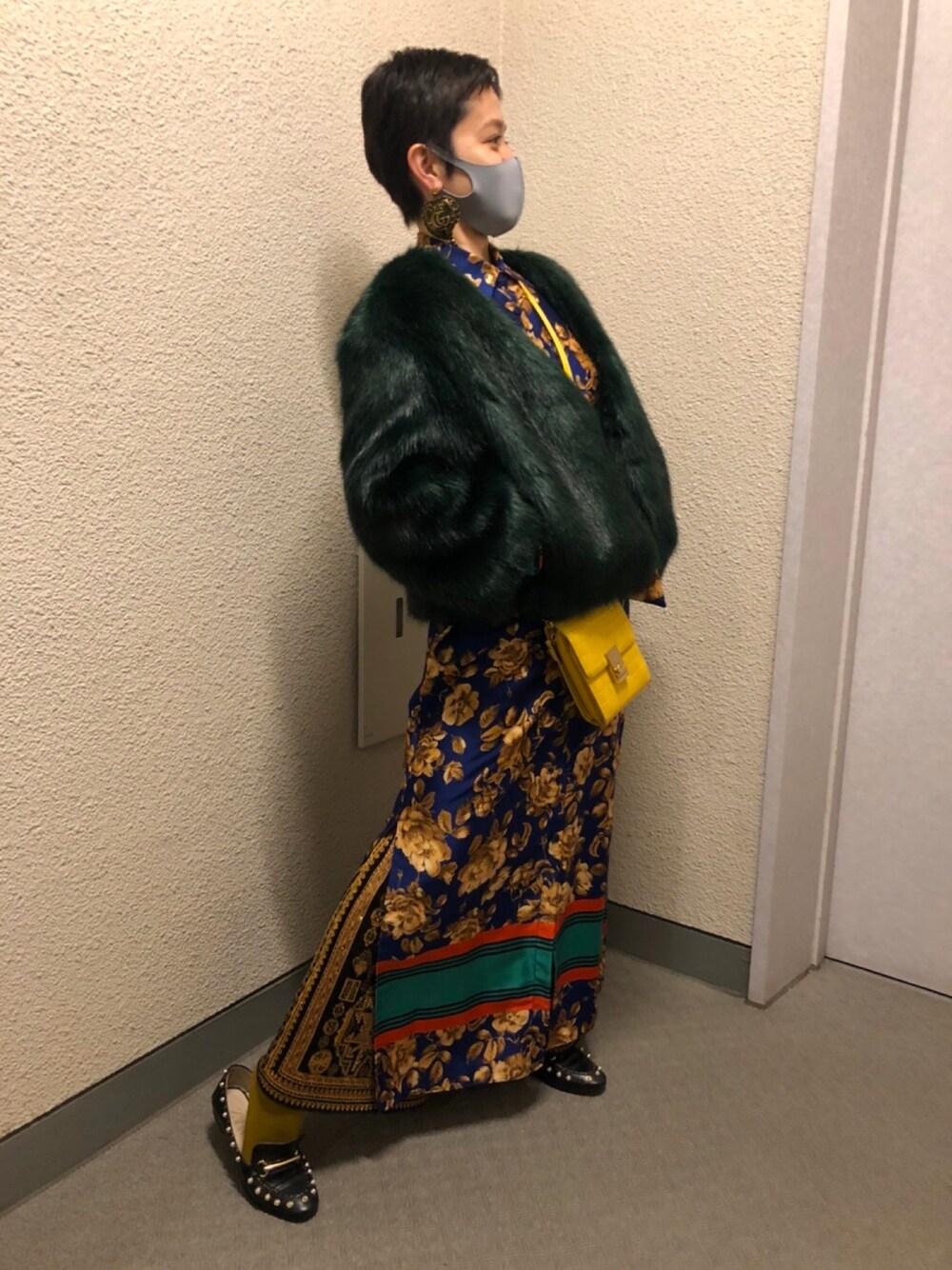 「ファーコート、あったかコーデ、花柄ワンピース、レイヤードスタイル、大ぶりアクセサリー、GUCCI、低身長、ポシェット、差し色(黄色)、ZARA」｜「ZARAのアイテム（ワンピース/ドレス、ブルー系）」を使った、さくらもちさん（レディース・155cm）の冬コーディネートの1枚目の写真