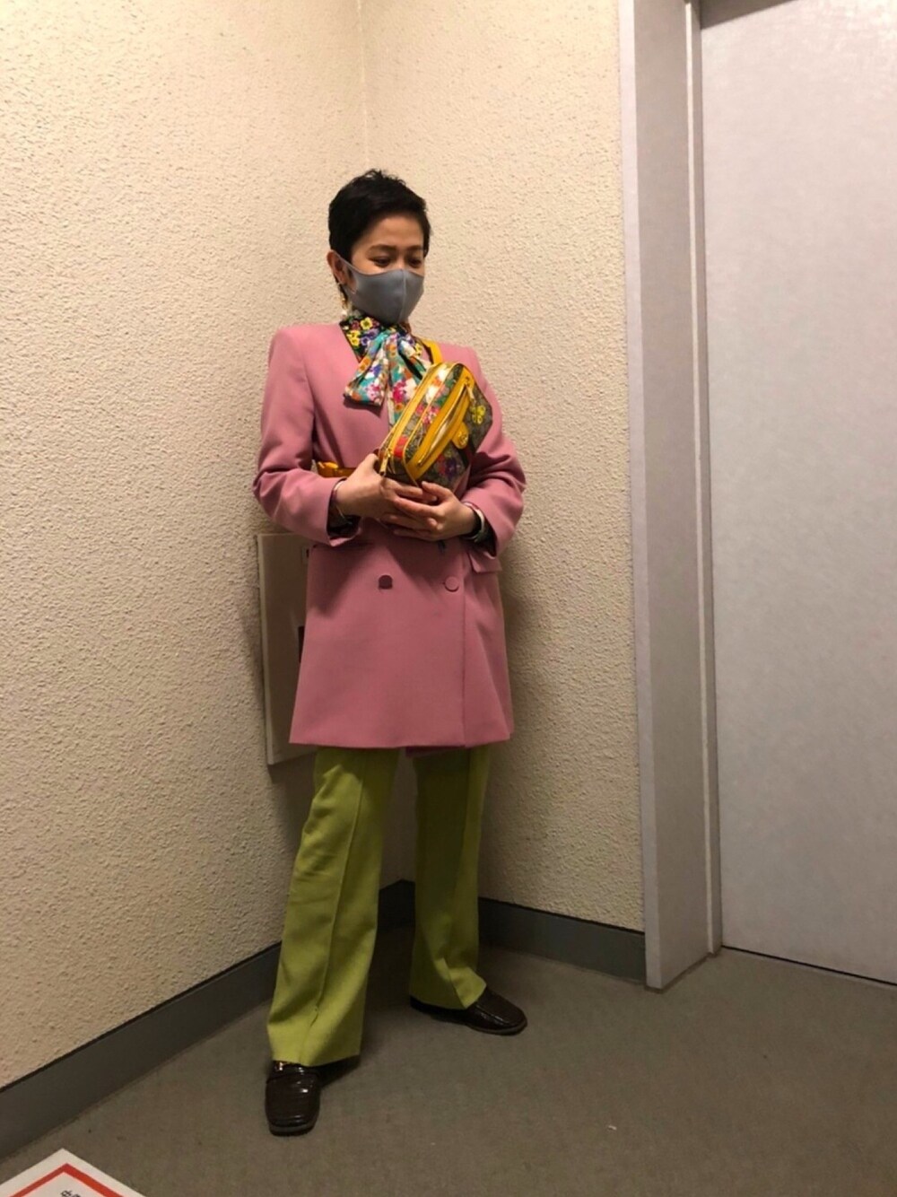 「ピンク×グリーン、GUCCI、花柄ブラウス、ZARA、ボディバッグ、低身長、片耳ピアス、春、グリーン」｜「ZARAのアイテム（ジャケット/アウター、ピンク系）」を使った、さくらもちさん（レディース・155cm）の春コーディネートの1枚目の写真