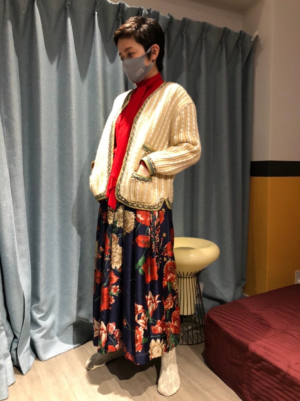 「GUCCI、ニットカーディガン、ガウチョパンツ、花柄、ボータイブラウス、差し色(赤)、低身長、パールアクセ」｜「GUCCIのアイテム（ジャケット/アウター、ベージュ系）」を使った、さくらもちさん（レディース・155cm）の春コーディネートの1枚目の写真