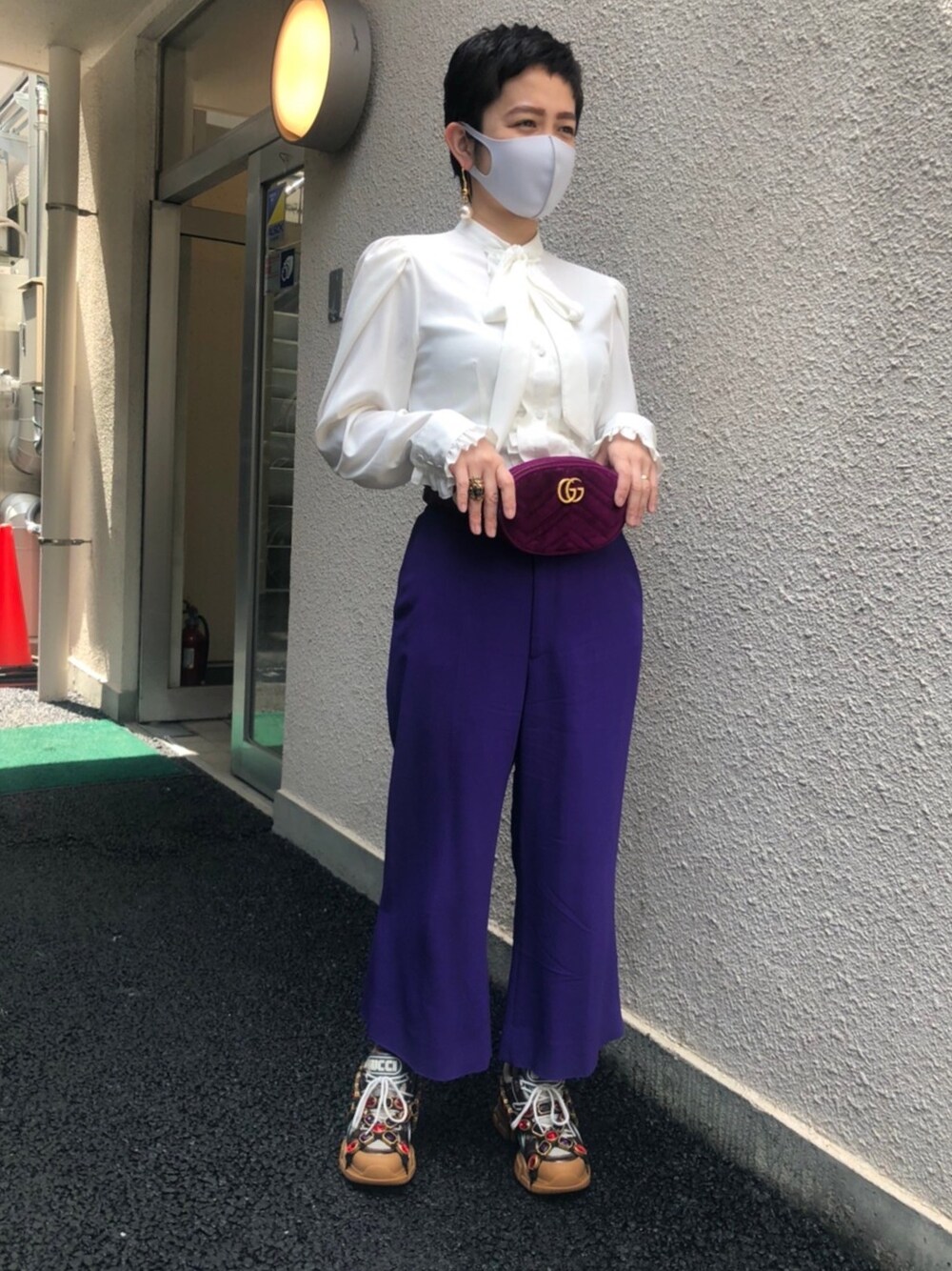 「GUCCI、低身長、カラーパンツ、フラッシュトレック、フリルブラウス、ウエストバッグ、マークジェイコブス」｜「GUCCIのアイテム（パンツ、パープル系）」を使った、さくらもちさん（レディース・155cm）の春コーディネートの1枚目の写真