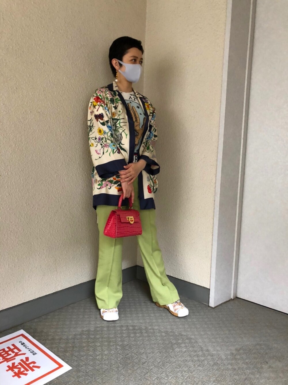 「GUCCI、花柄、カラーパンツ、CARBOTTI、ミニバッグ、低身長、snidel、片耳ピアス、羽織り」｜「SNIDELのリネンライクストレートパンツ（その他パンツ、グリーン系）」を使った、さくらもちさん（レディース・155cm）の春コーディネートの1枚目の写真
