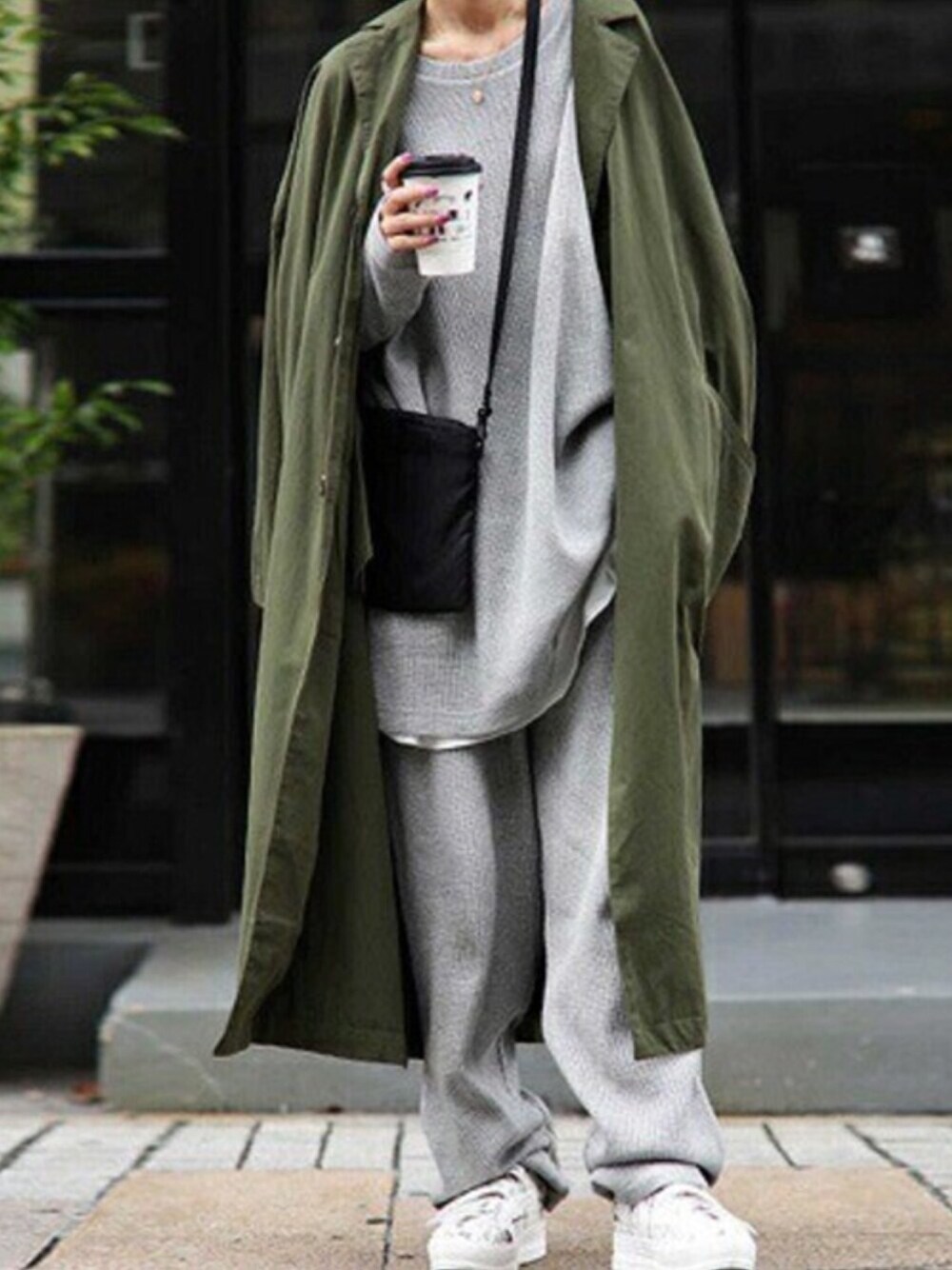 グレー系のルームウェア/パジャマを着用したレディースの秋コーディネートの1枚目の写真