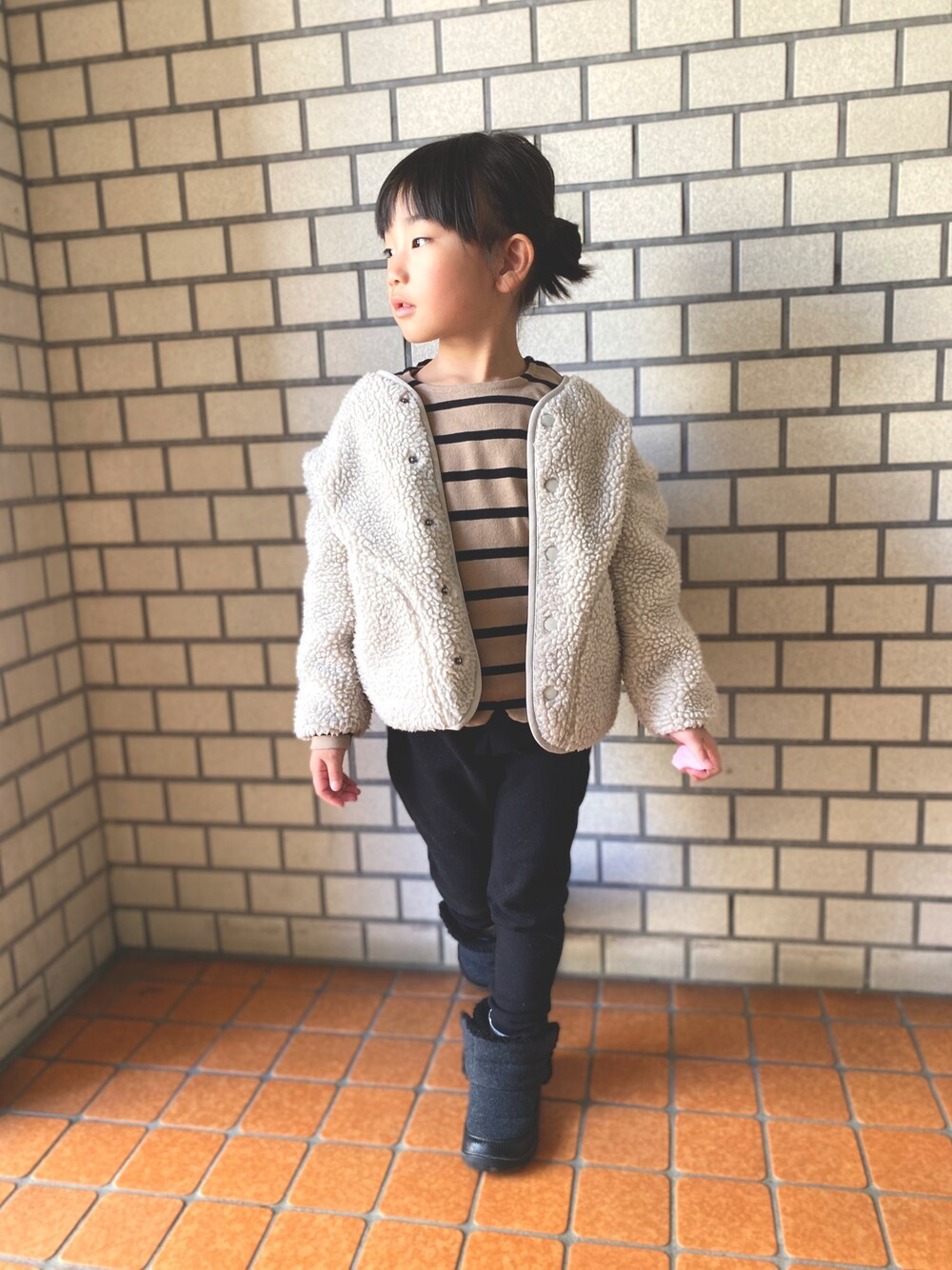 「女の子コーデ、キッズファッション、シンプルコーデ、devirock、プチプラコーデ、5歳、jippon」｜「devirockのガールズデザイン長袖Tシャツ（Tシャツ/カットソー、ブラウン系）」を使った、kotoriさん（キッズ・100cm）の冬コーディネートの1枚目の写真