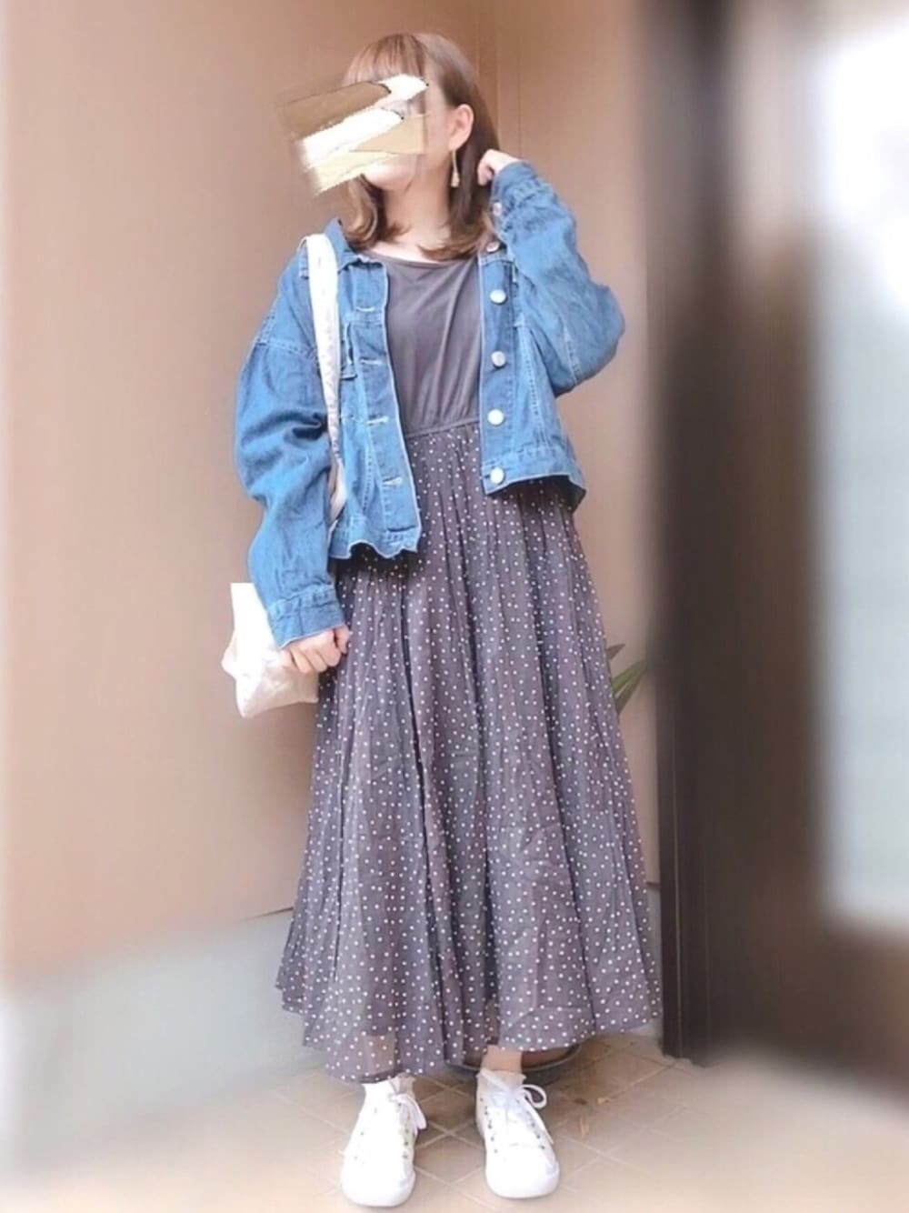 「水玉ワンピース、水玉、デニムジャケット、スニーカー、雑貨屋」｜「雑貨屋のアイテム（ワンピース、グレー系）」を使った、あずきさん（レディース・153cm）の春コーディネートの1枚目の写真