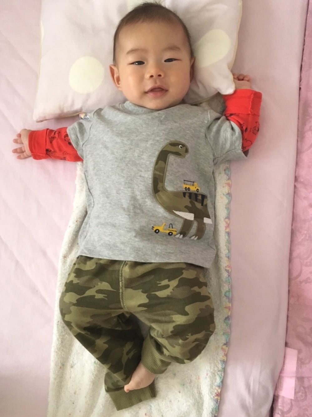 「カーターズ、迷彩、春コーデ、差し色(赤)、生後4ヶ月、男の子」｜「Carter'sのアイテム（パンツ、グリーン系）」を使った、りょーたんさん（キッズ・60cm）の春コーディネートの1枚目の写真