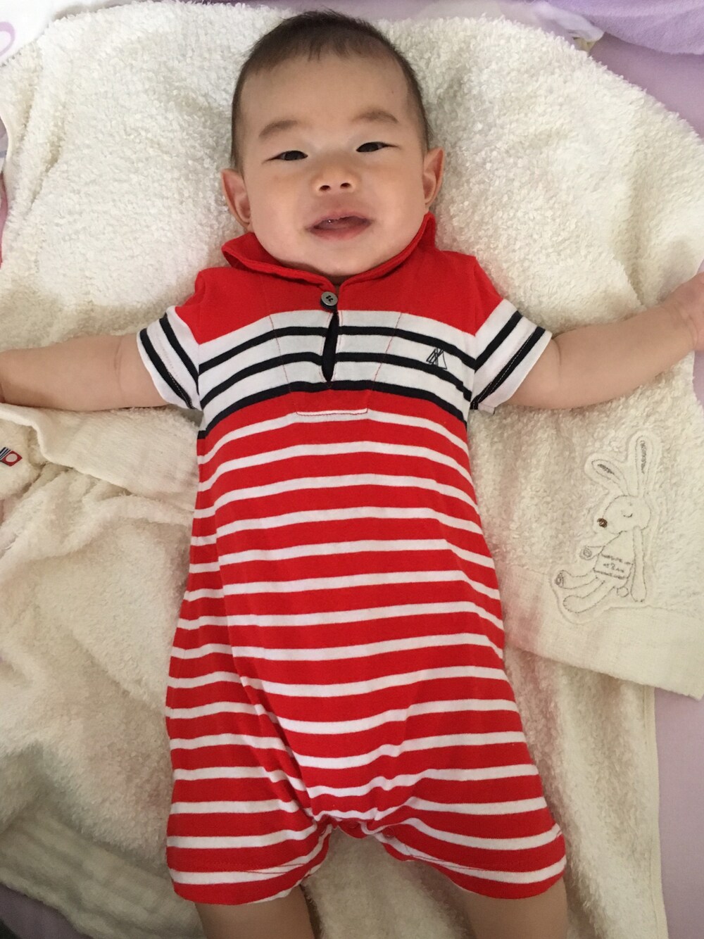「男の子、赤、マリン、赤ちゃん、生後4ヶ月、ボーダー、赤ボーダー」｜「PETIT BATEAUのアイテム（ロンパース、レッド系）」を使った、りょーたんさん（キッズ・60cm）の春コーディネートの1枚目の写真