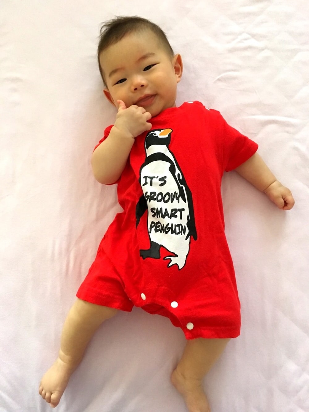 「赤、男の子、おとこのこ、ぺんぎん、赤ちゃん、60cm、ロンパース、韓国ブランド」｜「SHISKYのアイテム（ロンパース、レッド系）」を使った、りょーたんさん（キッズ・60cm）の春コーディネートの1枚目の写真