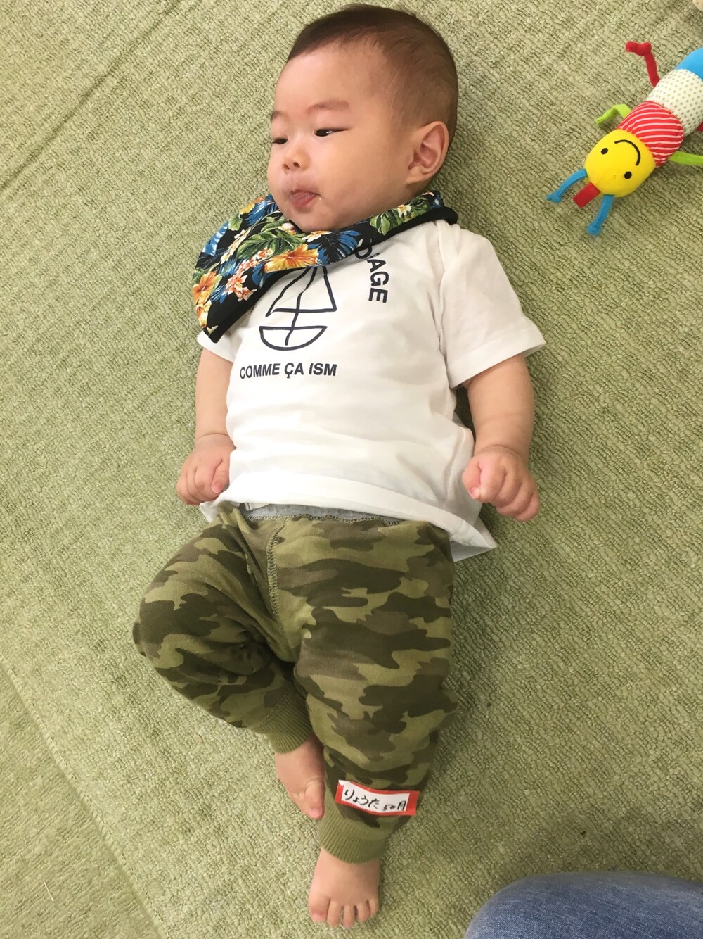 「男の子、赤ちゃん、迷彩、白Tシャツ、迷彩パンツ、花柄スタイ、カーターズ、ワイルド系」｜「COMME CA ISMのヨットプリントの半袖Ｔシャツ（Tシャツ/カットソー、ホワイト系）」を使った、りょーたんさん（キッズ・60cm）の夏コーディネートの1枚目の写真