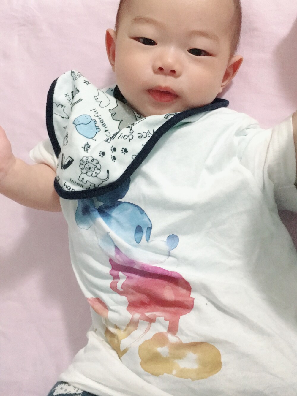 「男の子、赤ちゃん、ビックシルエット、ディズニー、ミッキー、白Tシャツ」｜「UNIQLOのアイテム（Tシャツ/カットソー、ホワイト系）」を使った、りょーたんさん（キッズ・60cm）の夏コーディネートの1枚目の写真
