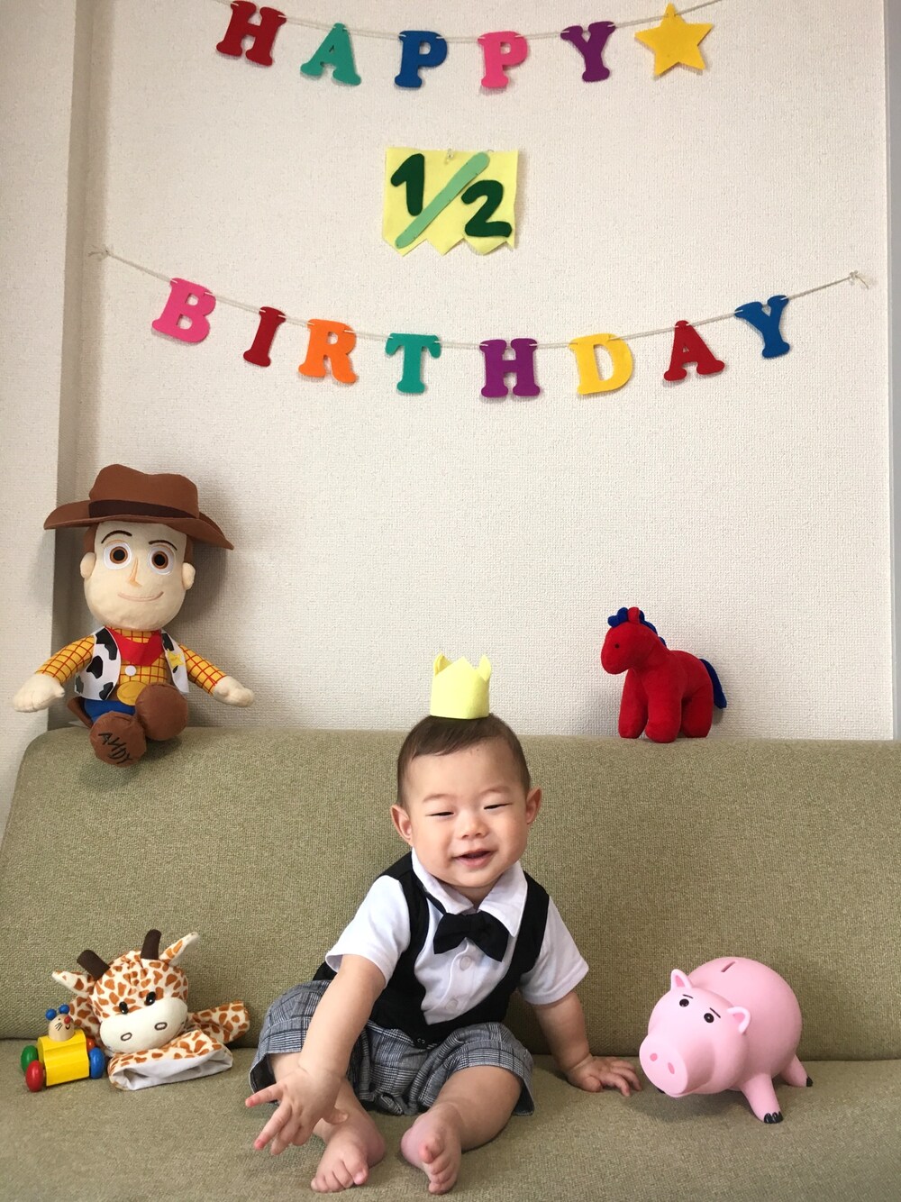 「男の子、赤ちゃん、ハーフバースデー、1/2バースデー、タキシード、ロンパース、王子、蝶ネクタイ」｜「Birthdayのアイテム（ロンパース、ブラック系）」を使った、りょーたんさん（キッズ・60cm）の夏コーディネートの1枚目の写真
