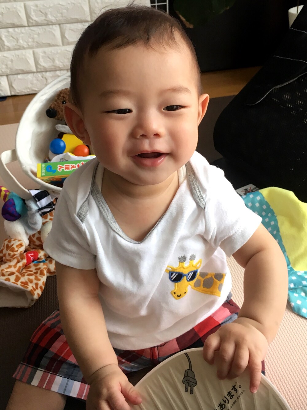 「夏セールで買いました、男の子、赤ちゃん、白Tシャツ、きりん、ハーフパンツ、トミーヒルフィガー」｜「Carter'sのアイテム（Tシャツ/カットソー、ホワイト系）」を使った、りょーたんさん（キッズ・70cm）の夏コーディネートの1枚目の写真