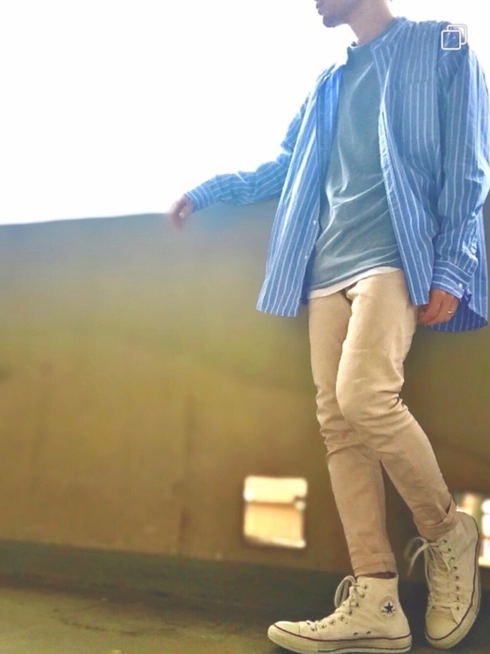 ブルー系のシャツ/ブラウス、ブルー系のTシャツ/カットソー、ベージュ系のチノパンツを着用したメンズの春コーディネートの1枚目の写真