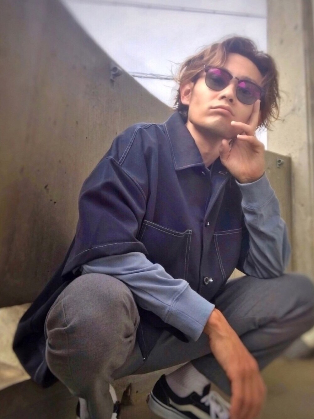 ブルー系のシャツ/ブラウス、ブルー系のTシャツ/カットソー、グレー系のその他パンツを着用したメンズの春コーディネートの1枚目の写真