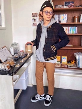 「ブラウンコーデ」｜「アイテム（スタジャン）」を使った、CHINさんパパさん（メンズ・163cm）の冬コーディネート