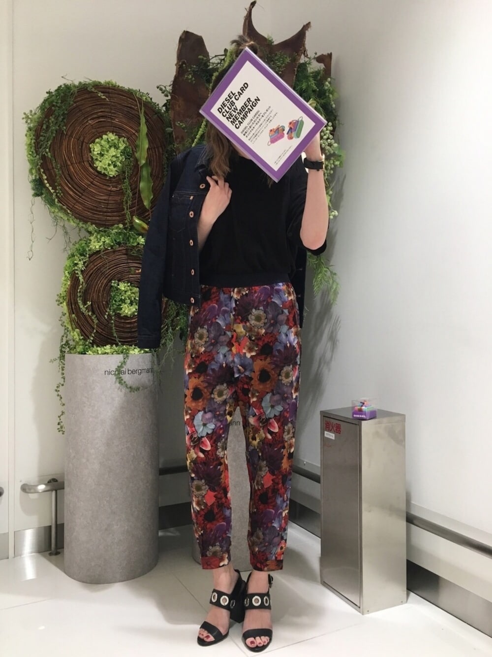 ブラック系のTシャツ/カットソー、レッド系のその他パンツ、ブルー系のデニムジャケットを着用したレディースの春コーディネートの1枚目の写真