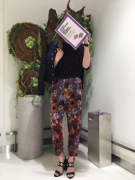 「花柄パンツ」｜「アイテム（財布/小物）」を使った、MINORIさん（レディース・163cm）の春コーディネート