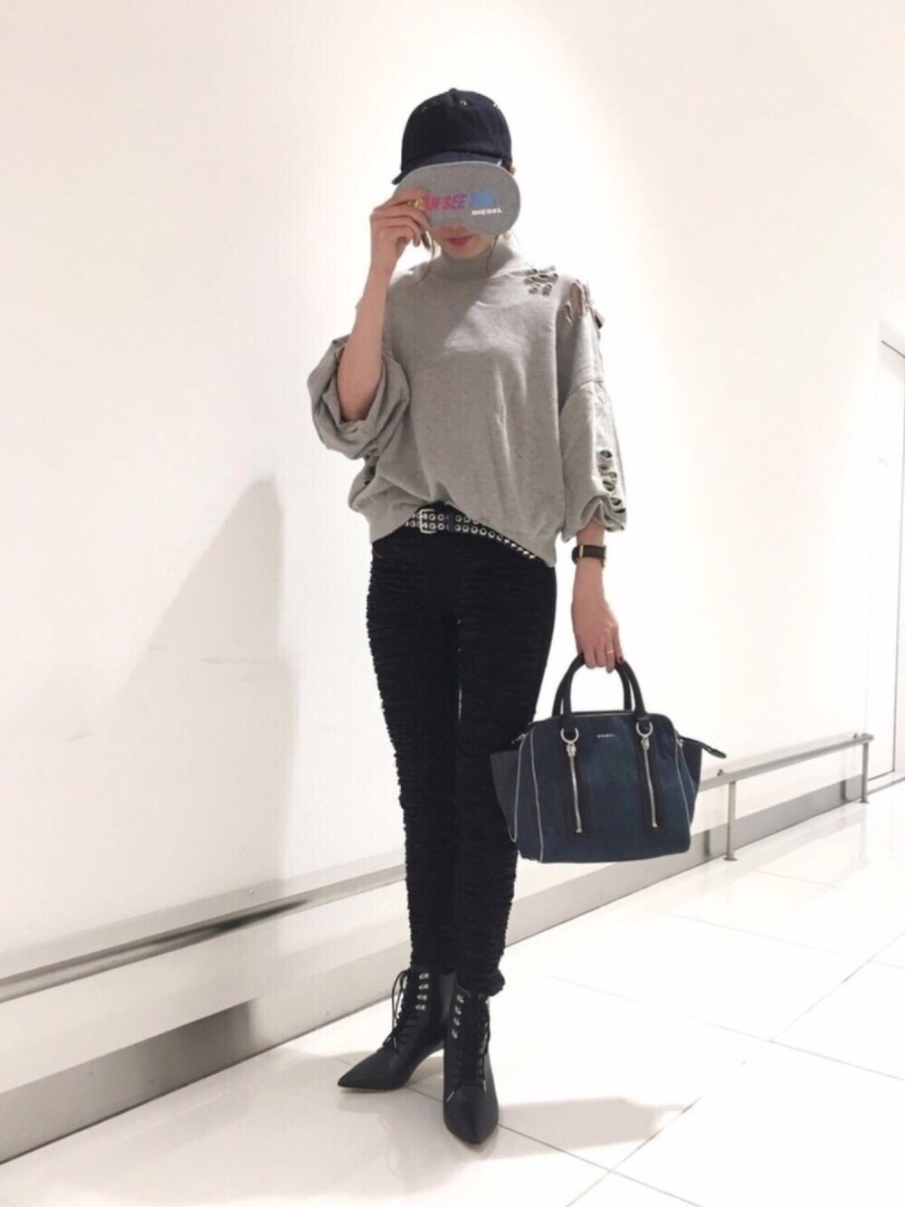 「デニム、デニムパンツ、デニムキャンペーン、デニムアイテム、Diesel、black、秋コーデ、スキニーデニム、dieseldenim」｜「DIESELの00S3130GAOT（スウェット、グレー系）」を使った、MINORIさん（レディース・163cm）の夏コーディネートの1枚目の写真