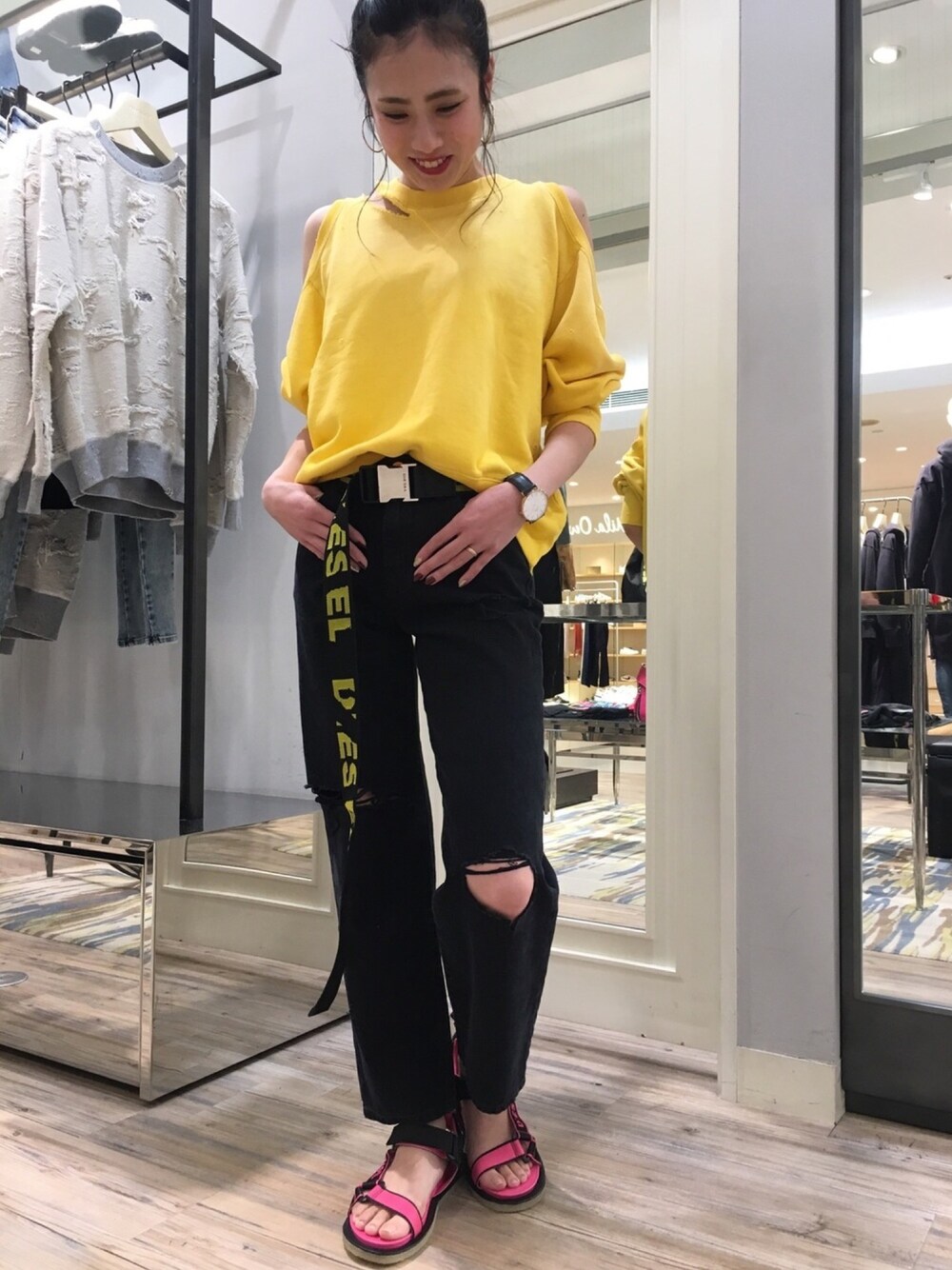 「ディーゼル、diesel岩田屋、デニムパンツ、黄色、スポサン」｜「DIESELの00SBJ00QATQ（スウェット、イエロー系）」を使った、MINORIさん（レディース・163cm）の春コーディネートの1枚目の写真