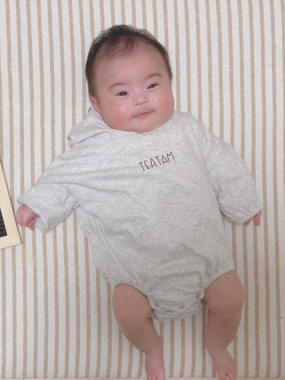 シルバー系のロンパースを着用したキッズの冬コーディネートの1枚目の写真