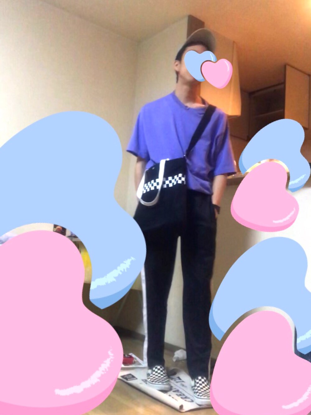 その他のスニーカー、パープル系のTシャツ/カットソー、ブラック系のその他パンツを着用したメンズの春コーディネートの1枚目の写真