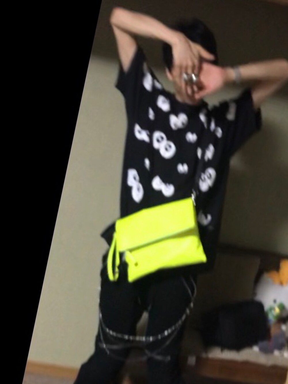 ただの服好きけんしー(YouTube)さんの「レザー調2WAYフラップクラッチバッグ（THE SHOP TK ）」を使ったコーディネートの1枚目の写真