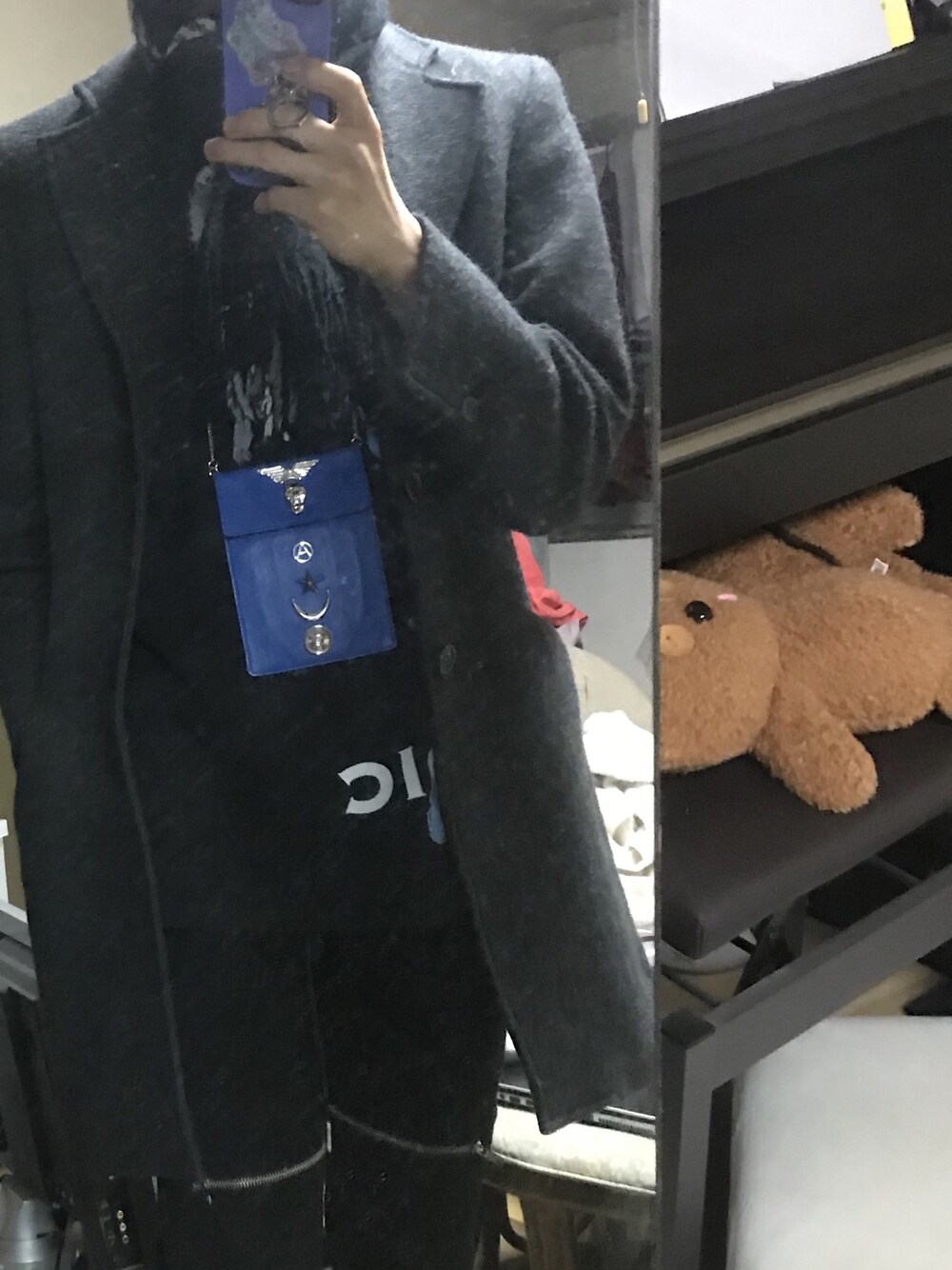 「AMBUSH、シンプルコーデ、コート、ストリートMIX、キレイめ」｜「ROGICのアイテム（Tシャツ/カットソー、ブラック系）」を使った、ただの服好きけんしー(YouTube)さん（メンズ・173cm）の冬コーディネートの1枚目の写真