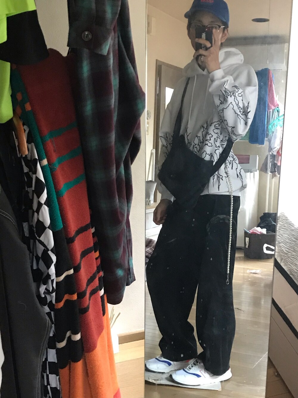 「ホワイト、ブルー、ブルー x ホワイト、アダンス、ベルシュカ、パールアクセ、ストリートMIX、UNIQLO」｜「Bershkaのアイテム（パーカー、ホワイト系）」を使った、ただの服好きけんしー(YouTube)さん（メンズ・173cm）の夏コーディネートの1枚目の写真