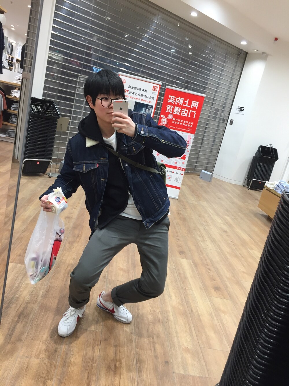 「UNIQLOのアイテム（パーカー、ブラック系）」を使った、阿白さん（レディース・172cm）の春コーディネートの1枚目の写真