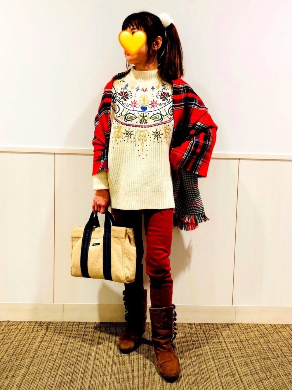 「冬コーデ、赤、ストール、刺繍ニット、オーバーサイズニット、ブーツ、暖パン、低身長、カジュアルコーデ、おしゃれ修行中」｜「select MOCAの【2017A/W】リブプチハイネックカラー刺繍ざっくり編みサイドスリット後ろ長めイレギュラーヘム長袖ニット（ニット/セーター、ホワイト系）」を使った、kaop🐣さん（レディース・151cm）の冬コーディネートの1枚目の写真