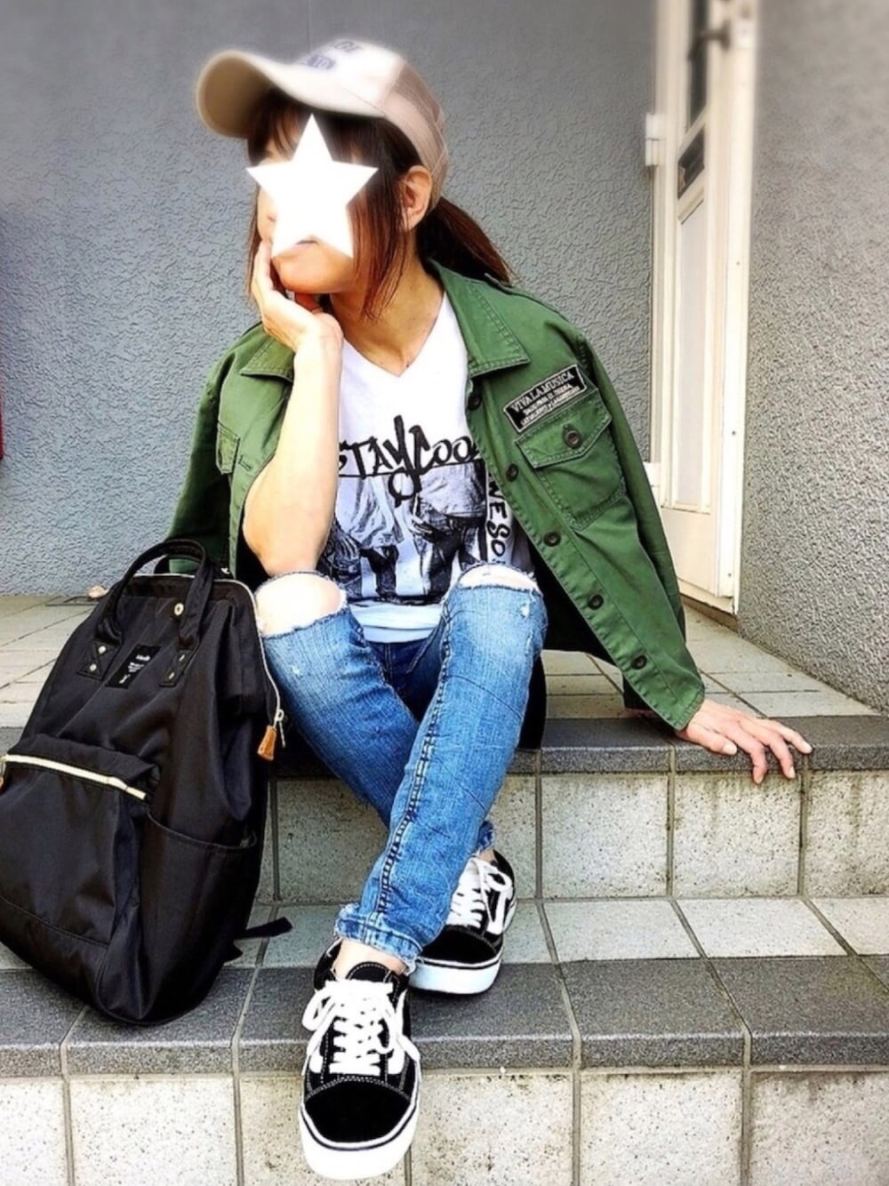 「カジュアルコーデ、ボーイッシュ、ZARA、ダメージデニム、白Tシャツ、ミリタリージャケット、VANS、キャップ、Anello、アイラブメンズライク」｜「niko and...のオリジナルメッシュロゴキャップ【niko and ...】（キャップ、ベージュ系）」を使った、kaop🐣さん（レディース・151cm）の春コーディネートの1枚目の写真