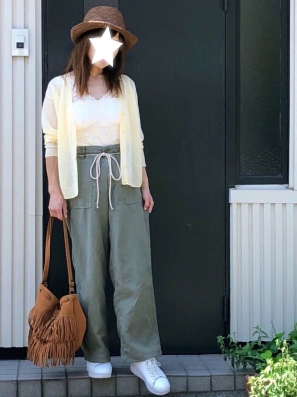 ホワイト系のタンクトップ、イエロー系のカーディガン/ボレロ、グリーン系のその他パンツを着用したレディースの夏コーディネートの1枚目の写真