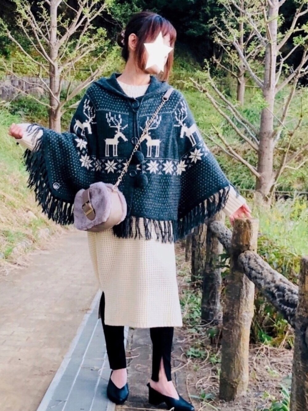 「秋のコーデ、プチプラ、オトナカジュアル、オトナガーリー、GU、ワッフルワンピース、レギンス、ポンチョ、ファーバック、低身長」｜「しまむらのアイテム（ポンチョ、ブラック系）」を使った、kaop🐣さん（レディース・151cm）の秋コーディネートの1枚目の写真